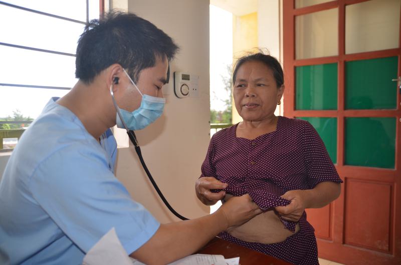 Khám, cấp thuốc miễn phí cho 500 cựu thanh niên xung phong ở huyện Cẩm Xuyên