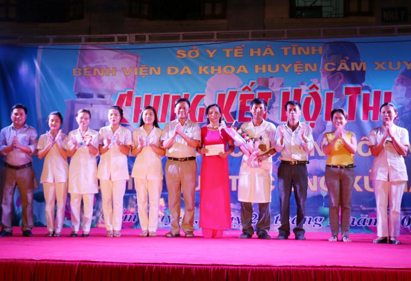 Bệnh viện Đa khoa Cẩm Xuyên: Hội thi nâng cao chuyên môn nghiệp vụ và kỹ năng giao tiếp