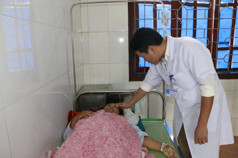 Hai cán bộ Bệnh viện Đa khoa Cẩm Xuyên hiến máu cứu sống bệnh nhân
