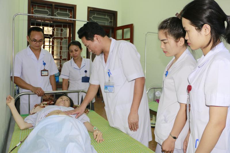Nhân viên Y tế hiến máu cứu sống sản phụ bị sốc mất máu nặng do đờ tử cung sau đẻ