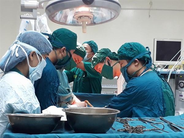 5 thầy thuốc cùng hiến máu cứu sống sản phụ nguy kịch