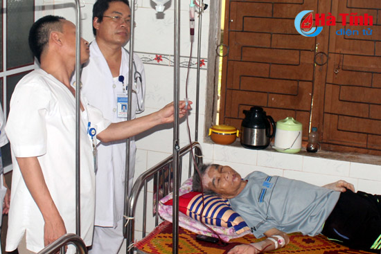 Nhân viên y tế cùng hiến máu cứu cụ ông 79 tuổi