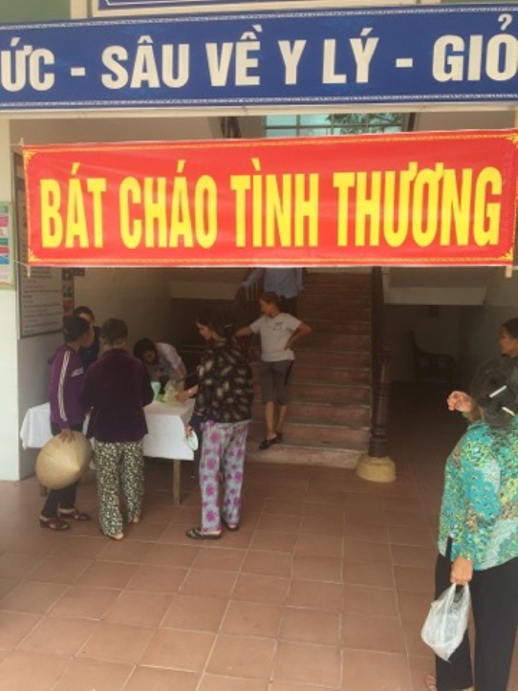 Trao 200 bát cháo tình thương cho bệnh nhân đang khám và điều trị tại bệnh viện