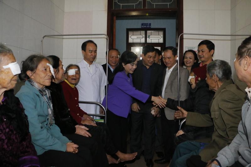 150 người có hoàn cảnh khó khăn được phẫu thuật đục thủy tinh thể miễn phí