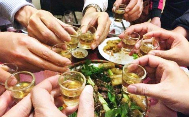5 cách tránh ngộ độc rượu ngày Tết người dân cần nhớ