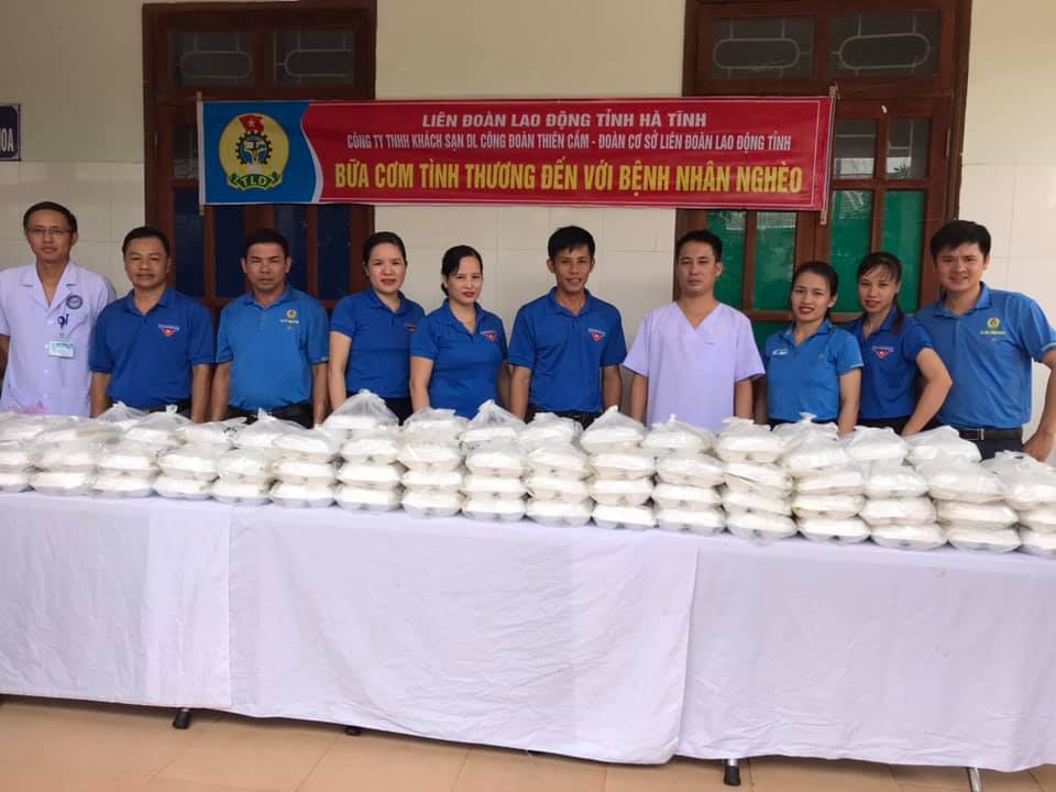 Trao tặng hơn 200 suất cơm cho bệnh nhân đến từ Khách sạn Công đoàn Thiên Cầm