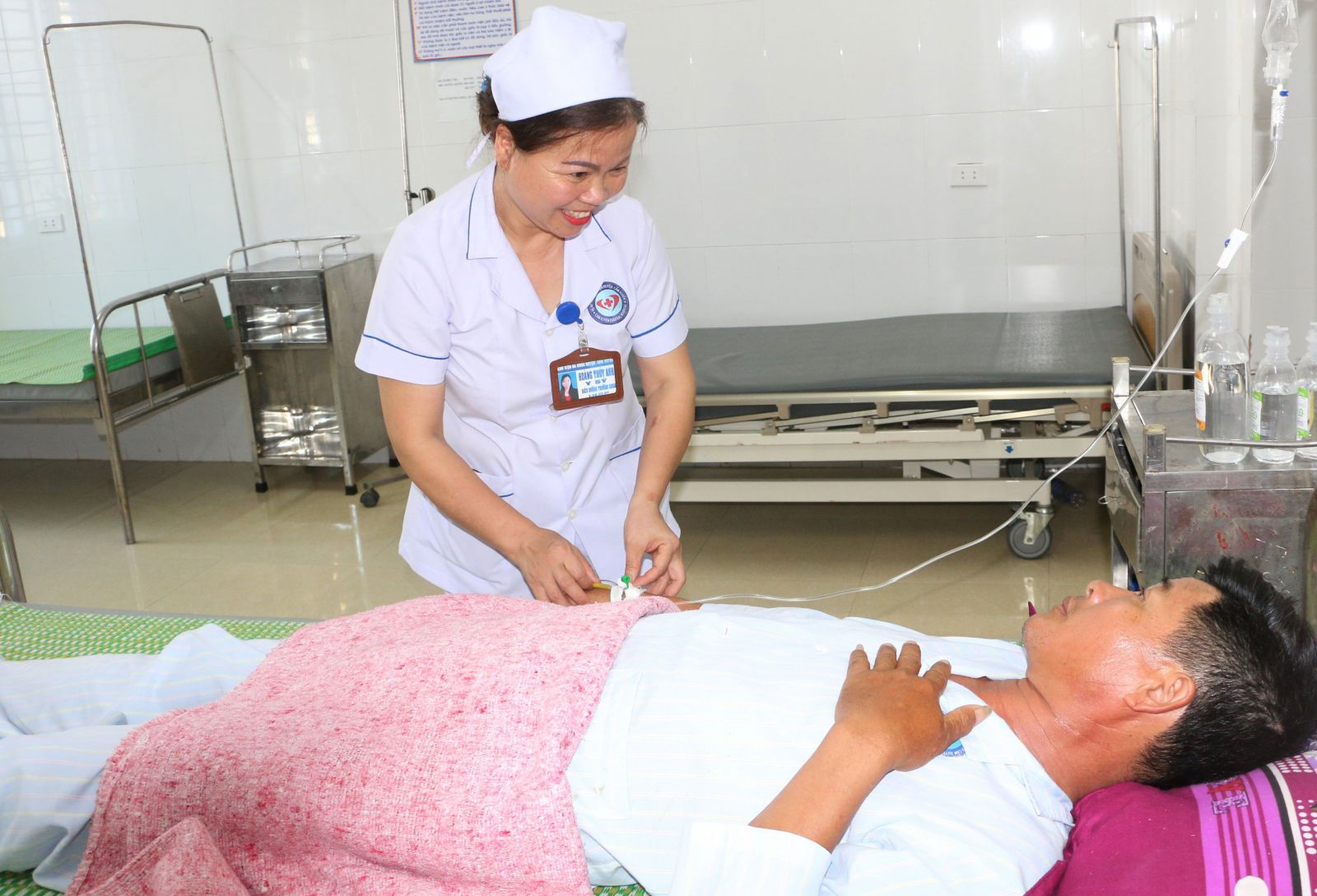 Nữ điều dưỡng tận tâm với nghề, hết lòng vì người bệnh