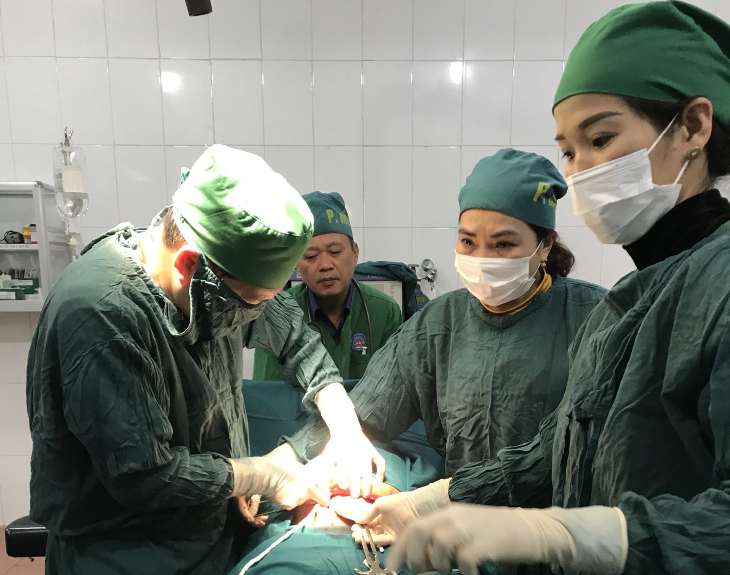 Cứu sống con và thai phụ vỡ tử cung nhau cài răng lược
