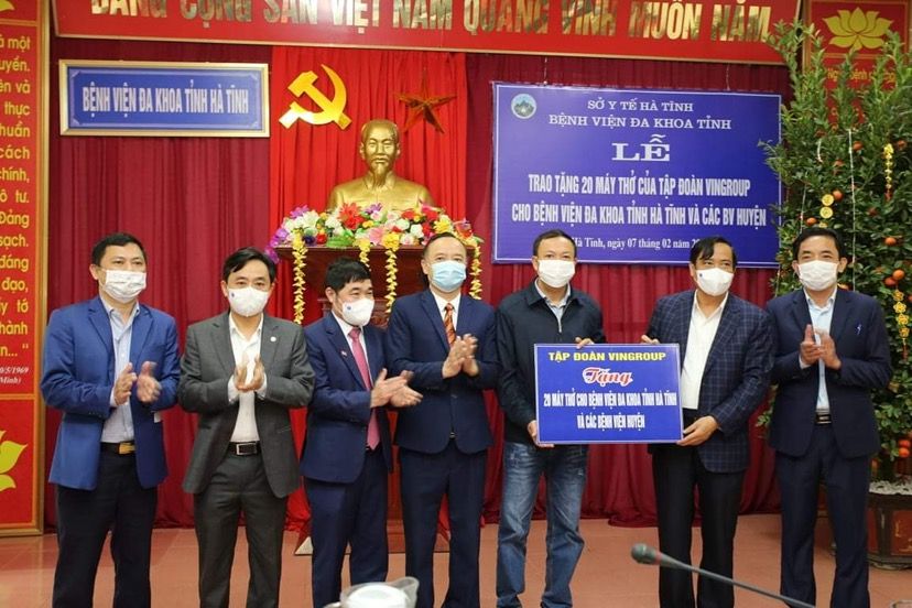 Trao tặng thiết bị y tế cho các bệnh viện ở Hà Tĩnh