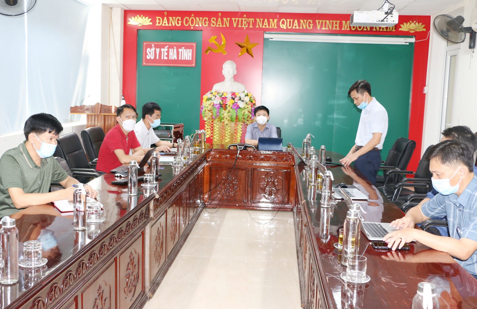 Tập huấn trực tuyến ứng dụng phần mềm quản lý tiêm vắc xin phòng Covid-19.