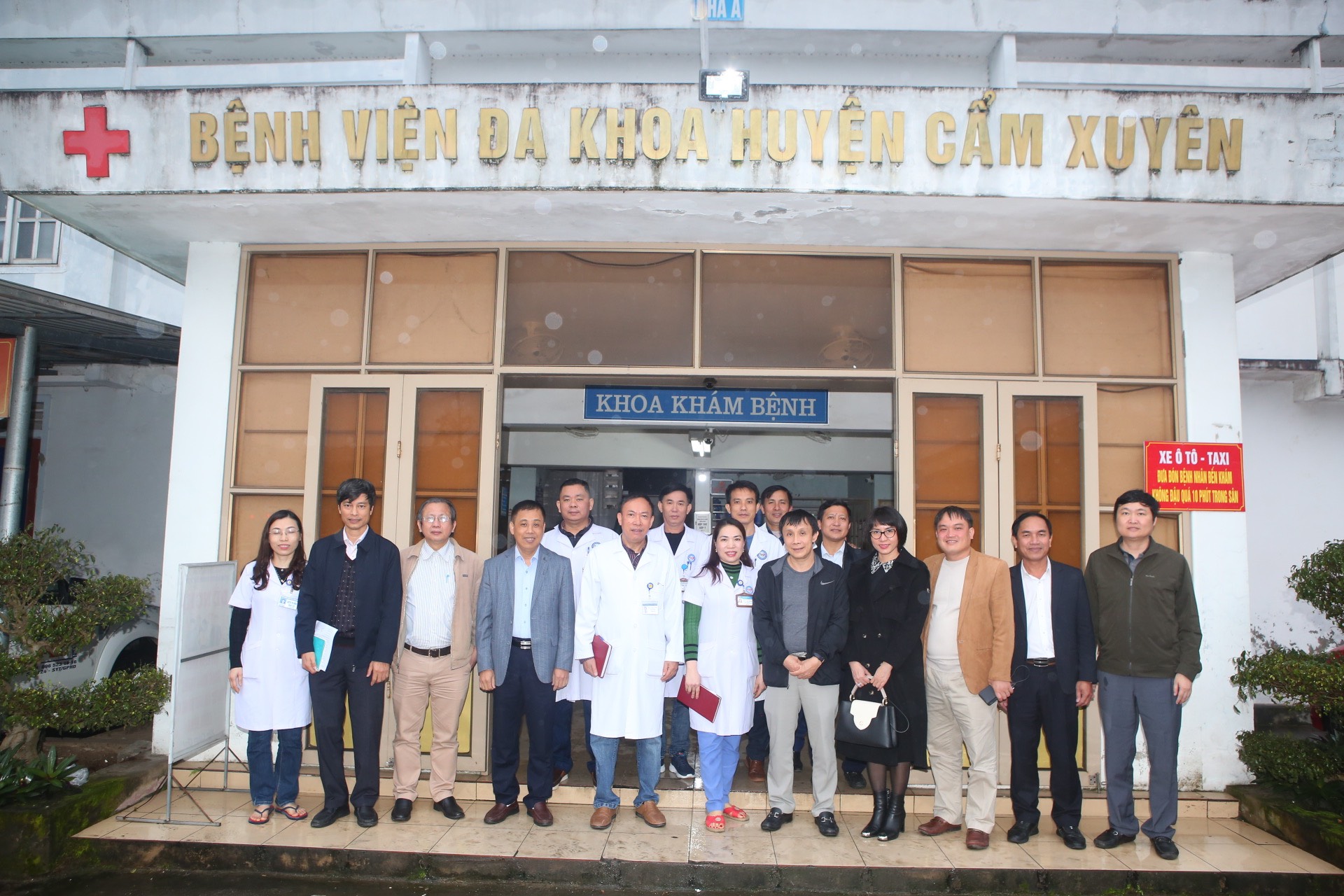 Đoàn Giáo sư, Tiến sĩ, Bác sĩ Bệnh viện Trung ương Huế về khảo sát, làm việc, tập huấn chuyên môn, chuyển giao kỹ thuật cho Bệnh viện Đa khoa Huyện Cẩm Xuyên