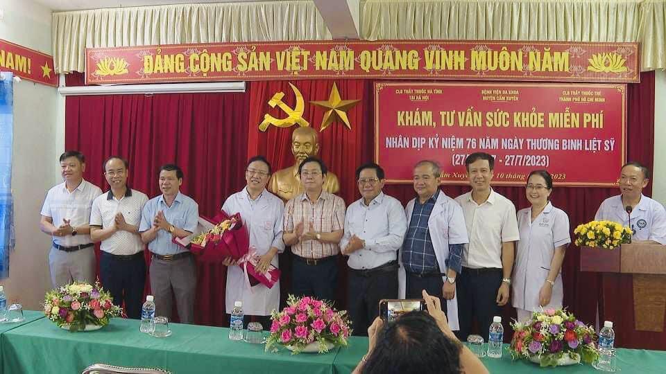 Câu lạc bộ Thầy Thuốc Hà Tĩnh tại Hà Nội phối hợp với Bệnh viện đa khoa Huyện Cẩm Xuyên  Khám, tư vấn sức khoẻ miễn phí cho các đối tượng là Thương binh, gia đình Liệt sỹ, gia đình chính sách trên địa bàn huyện Cẩm Xuyên