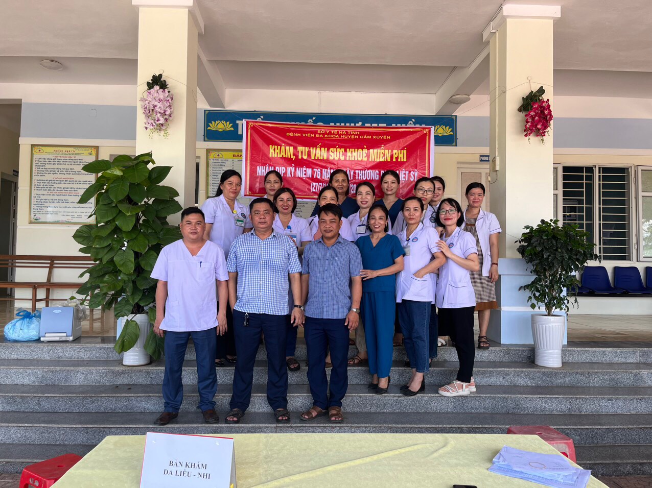 Bệnh viện Đa khoa huyện Cẩm Xuyên tổ chức Chương trình Khám, tư vấn sức khoẻ miễn phí cho khoảng 150 thương bệnh binh, gia đình chính sách tại Trạm y tế xã Cẩm Minh