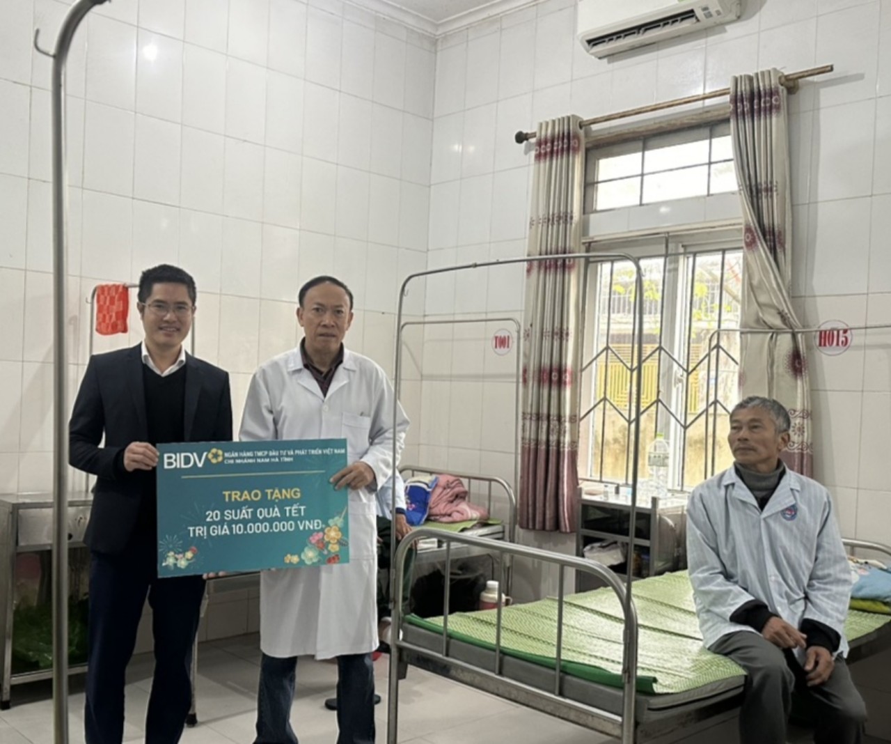 TRAO QUÀ TẾT BỆNH NHÂN NGHÈO ĐIỀU TRỊ TẠI BỆNH VIỆN ĐA KHOA CẨM XUYÊN