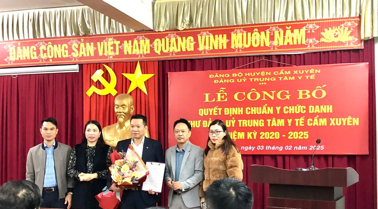 LỄ CHÀO CỜ ĐẦU THÁNG VÀ CÔNG BỐ QUYẾT ĐỊNH CHUẨN Y CHỨC DANH BÍ THƯ ĐẢNG ỦY TRUNG TÂM Y TẾ NHIỆM KỲ 2020-2025