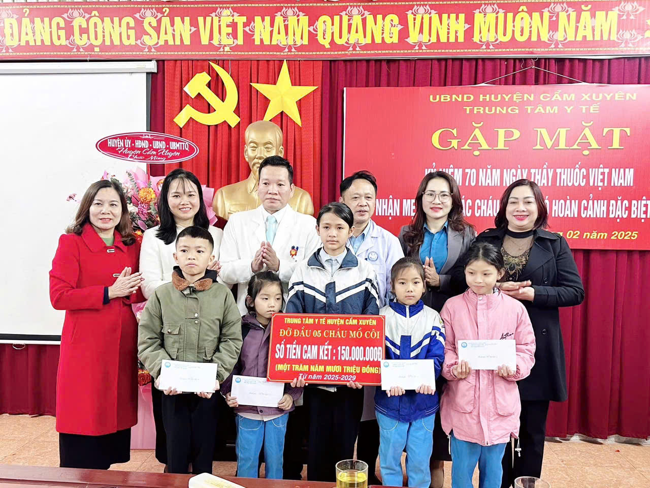 TRUNG TÂM Y TẾ HUYỆN CẨM XUYÊN GẶP MẶT KỶ NIỆM 70 NĂM NGÀY THẦY THUỐC VIỆT NAM, NHẬN ĐỠ ĐẦU TRẺ MỒ CÔI CÓ HOÀN CẢNH ĐẶC BIỆT KHÓ KHĂN TRÊN ĐỊA BÀN.