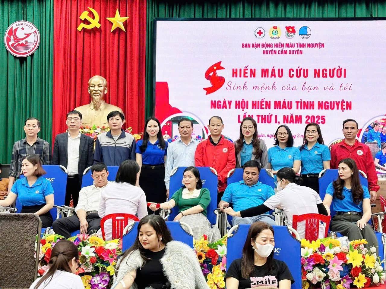 CÁN BỘ ĐOÀN VIÊN CÔNG ĐOÀN TRUNG TÂM Y TẾ HUYỆN CẨM XUYÊN THAM GIA NGÀY HỘI HIẾN MÁU TÌNH NGUYỆN LẦN THỨ 1 NĂM 2025