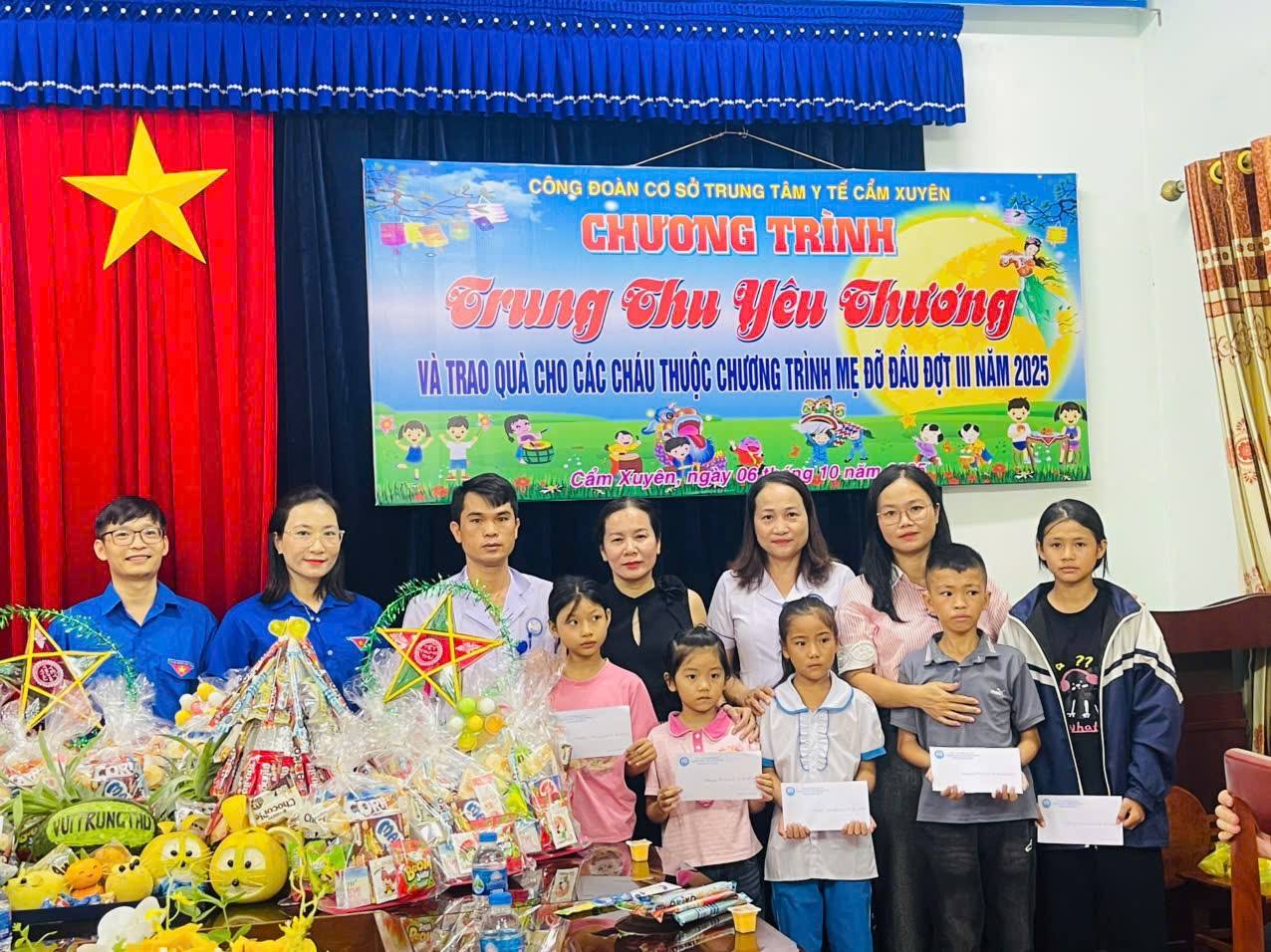 TRUNG TÂM Y TẾ CẨM XUYÊN TỔ CHỨC TẾT TRUNG THU CHO CÁC BỆNH NHI VÀ CÁC CHÁU ĐƯỢC CÔNG ĐOÀN NHẬN MẸ ĐỠ ĐẦU
