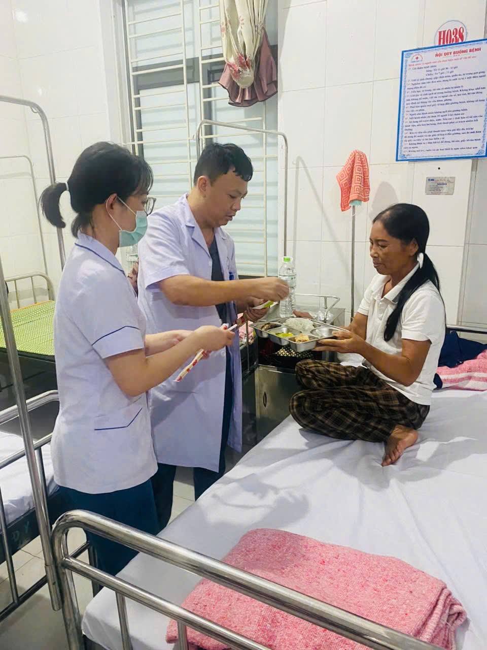 TRUNG TÂM Y TẾ CẨM XUYÊN TRAO TẶNG 100 SUẤT CƠM MIỄN PHÍ ĐẾN NGƯỜI BỆNH ĐANG ĐIỀU TRỊ TẠI TRUNG TÂM Y TẾ TRONG CƠN BÃO SỐ 5, ẤM LÒNG NGƯỜI BỆNH