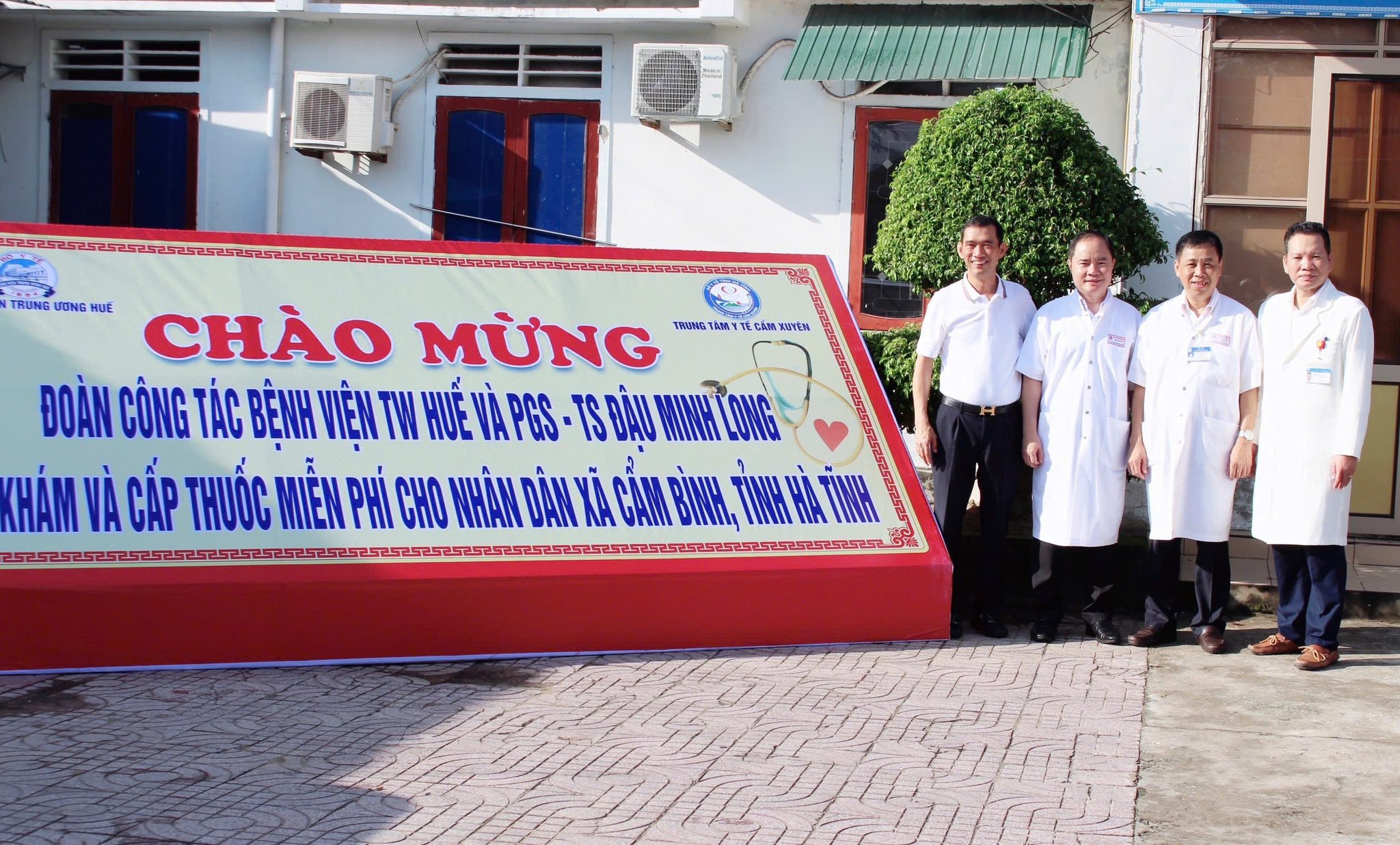 BỆNH VIÊN TRUNG ƯƠNG HUẾ PHỐI HỢP VỚI TRUNG TÂM Y TẾ CẨM XUYÊN KHÁM, CẤP PHÁT THUỐC CHO NGƯỜI DÂN