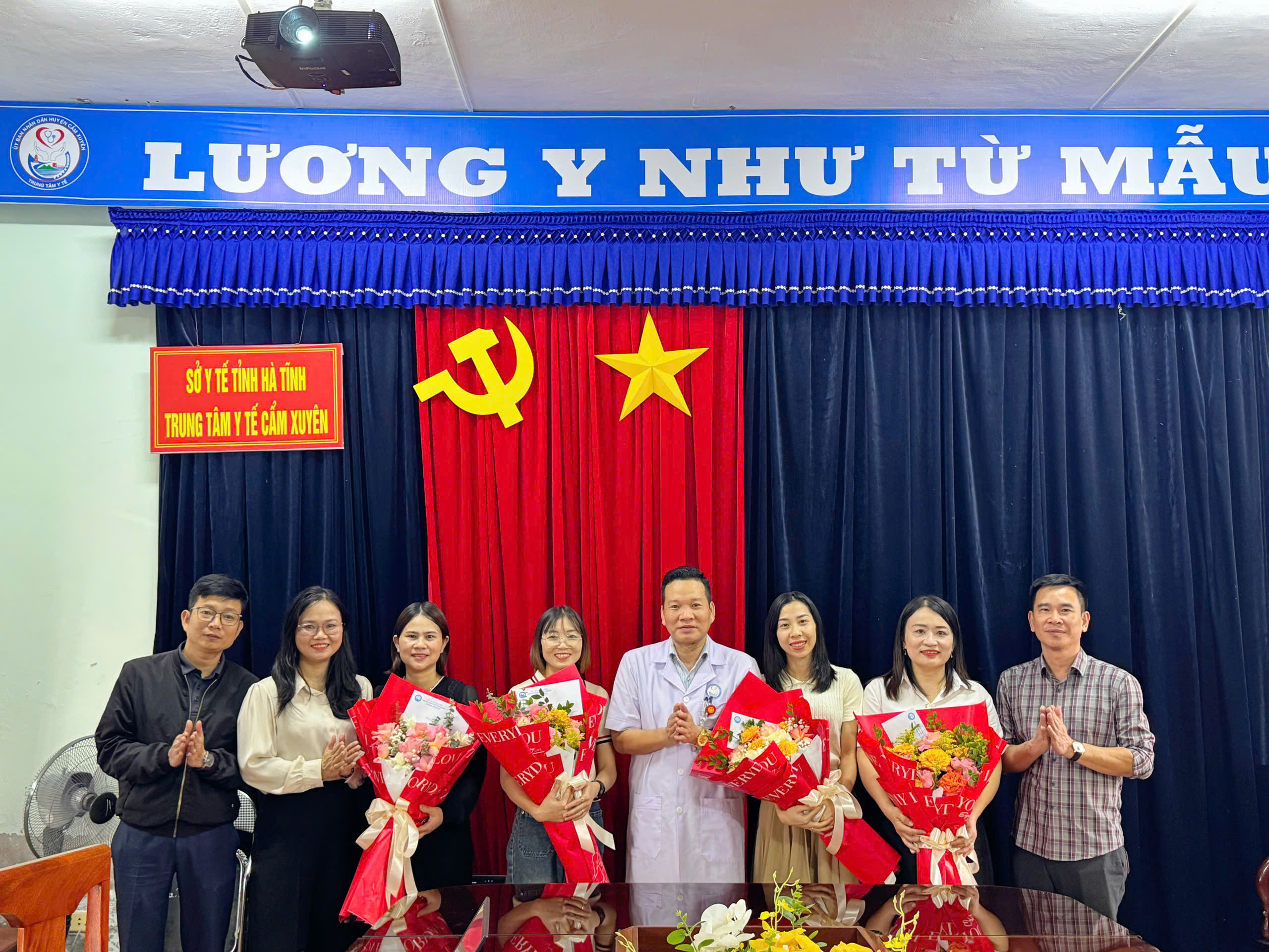 TRUNG TÂM Y TẾ CẨM XUYÊN GẶP MẶT VIÊN CHỨC BIỆT PHÁI ĐẾN CÔNG TÁC TẠI UBND CẤP XÃ