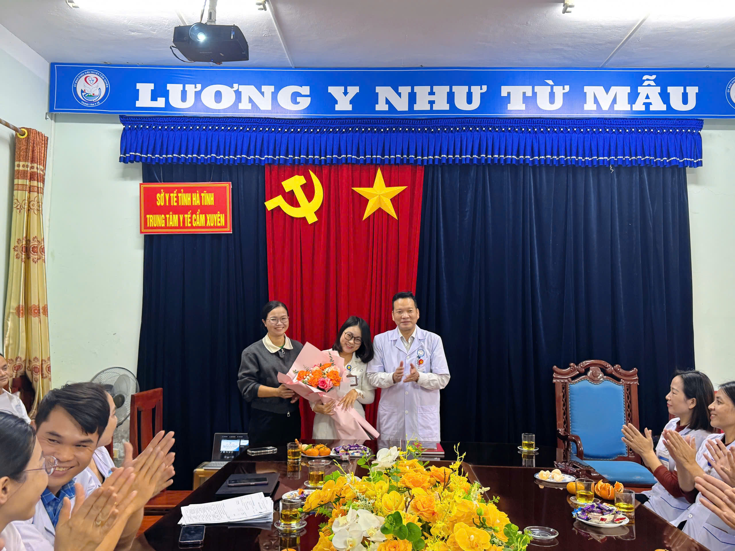 TRUNG TÂM Y TẾ CẨM XUYÊN TỔ CHỨC LỄ CHIA TAY THS.BSNT HÀ THANH XUÂN SAU HAI THÁNG CÔNG TÁC VÀ HỖ TRỢ CHUYÊN MÔN 