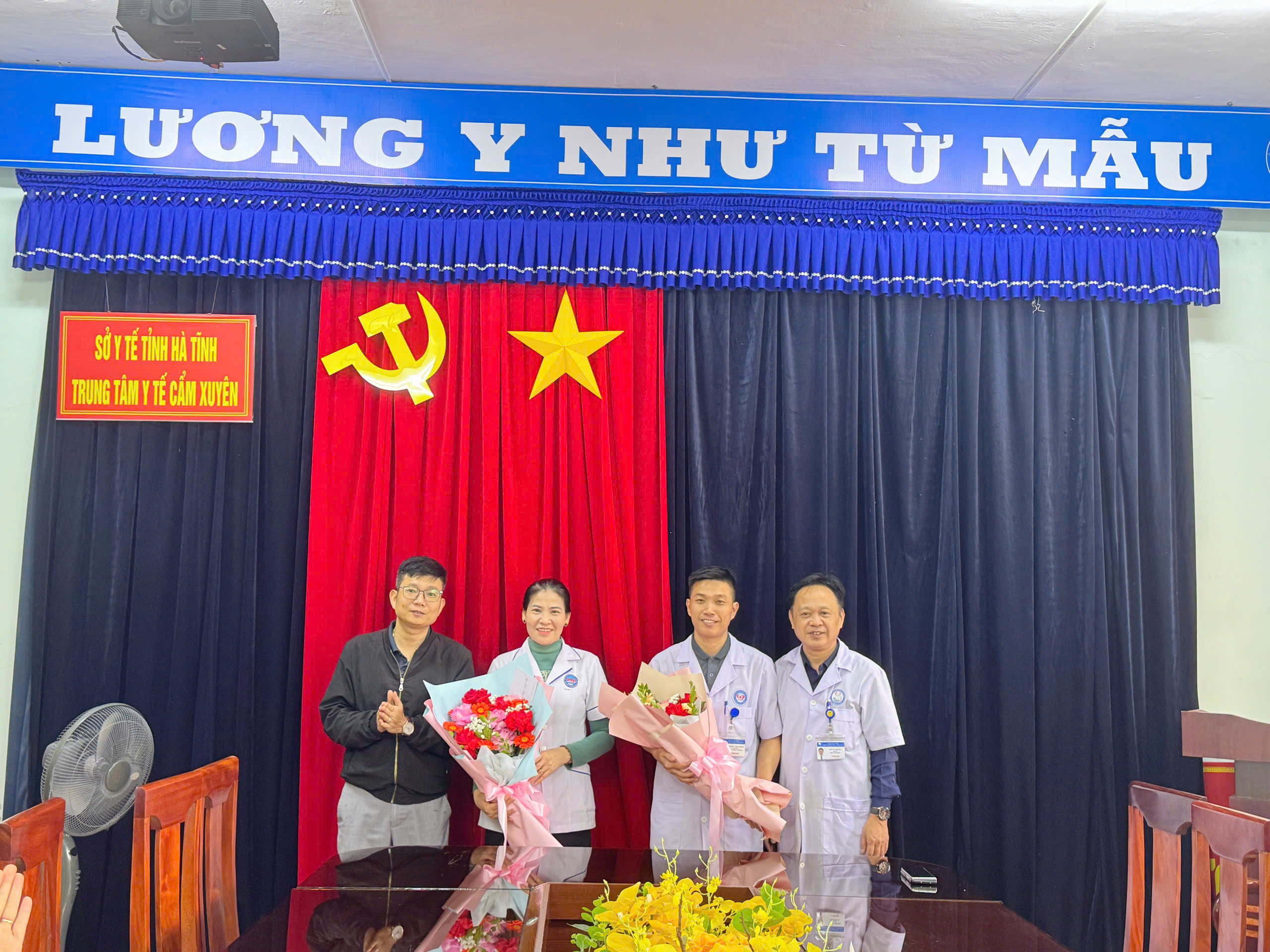 TRUNG TÂM Y TẾ CẨM XUYÊN TRAO HOA CHÚC MỪNG CÁC VIÊN CHỨC LÀ NGƯỜI CÔNG GIÁO 