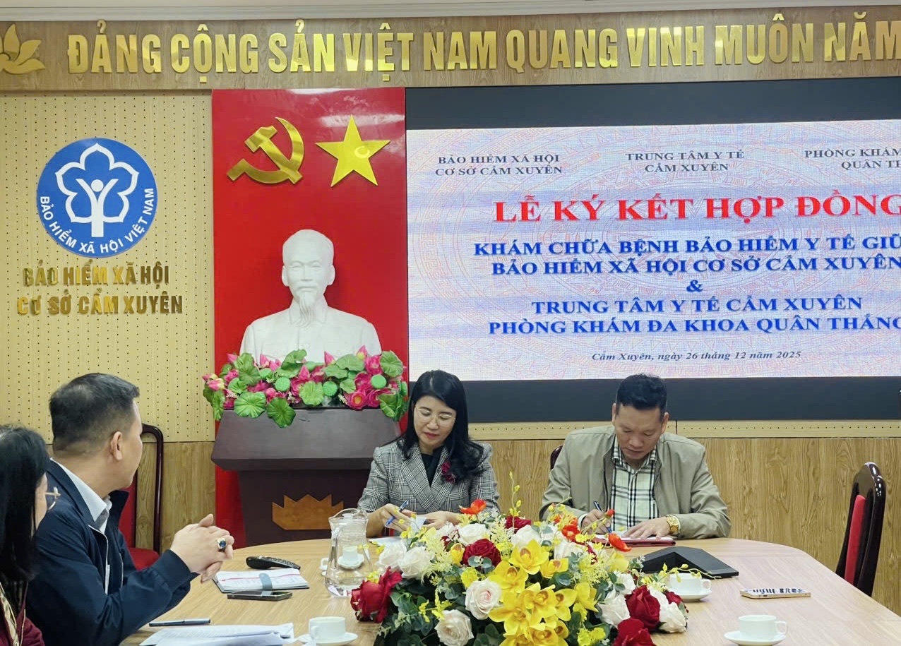 TRUNG TÂM Y TẾ CẨM XUYÊN VÀ BÀO HIỂM XÃ HỘI CƠ SỞ CẨM XUYÊN TỔ CHỨC LỄ KÝ KẾT HỢP ĐỒNG KHÁM CHỮA BỆNH BẢO HIỂM Y TẾ