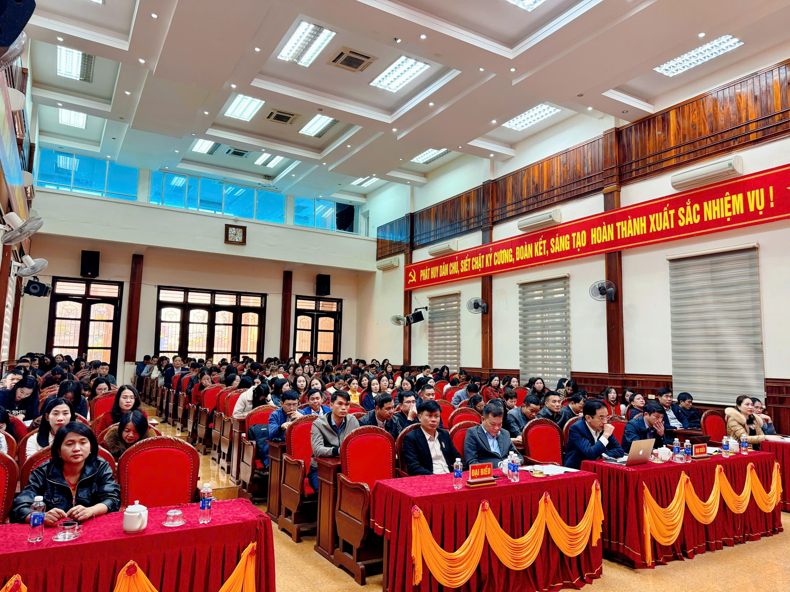 TRUNG TÂM Y TẾ CẨM XUYÊN TỔ CHỨC HỘI NGHỊ TỔNG KẾT CÔNG TÁC NĂM 2025, TRIỂN KHAI NHIỆM VỤ NĂM 2026