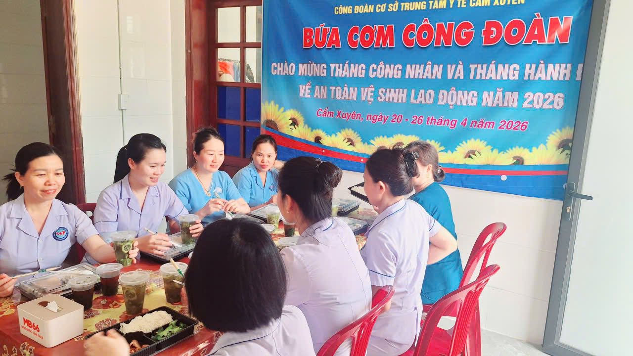 CÔNG ĐOÀN CƠ SỞ TRUNG TÂM Y TẾ CẨM XUYÊN TỔ CHỨC BỮA CƠM CÔNG ĐOÀN – LAN TỎA YÊU THƯƠNG, GẮN TÌNH ĐOÀN KẾT