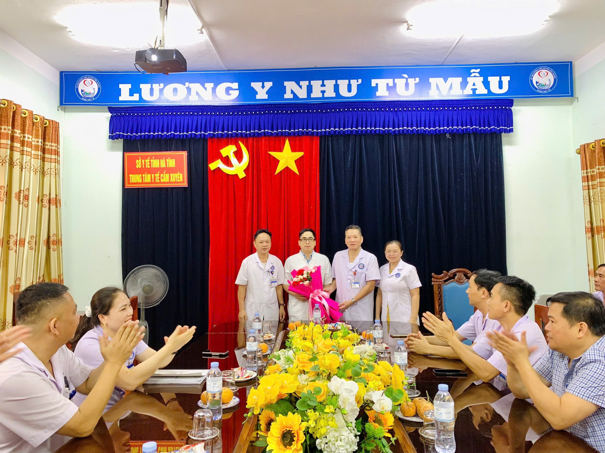CHÀO MỪNG BÁC SĨ BỆNH VIỆN TRUNG ƯƠNG HUẾ VỀ CÔNG TÁC TẠI TRUNG TÂM Y TẾ CẨM XUYÊN