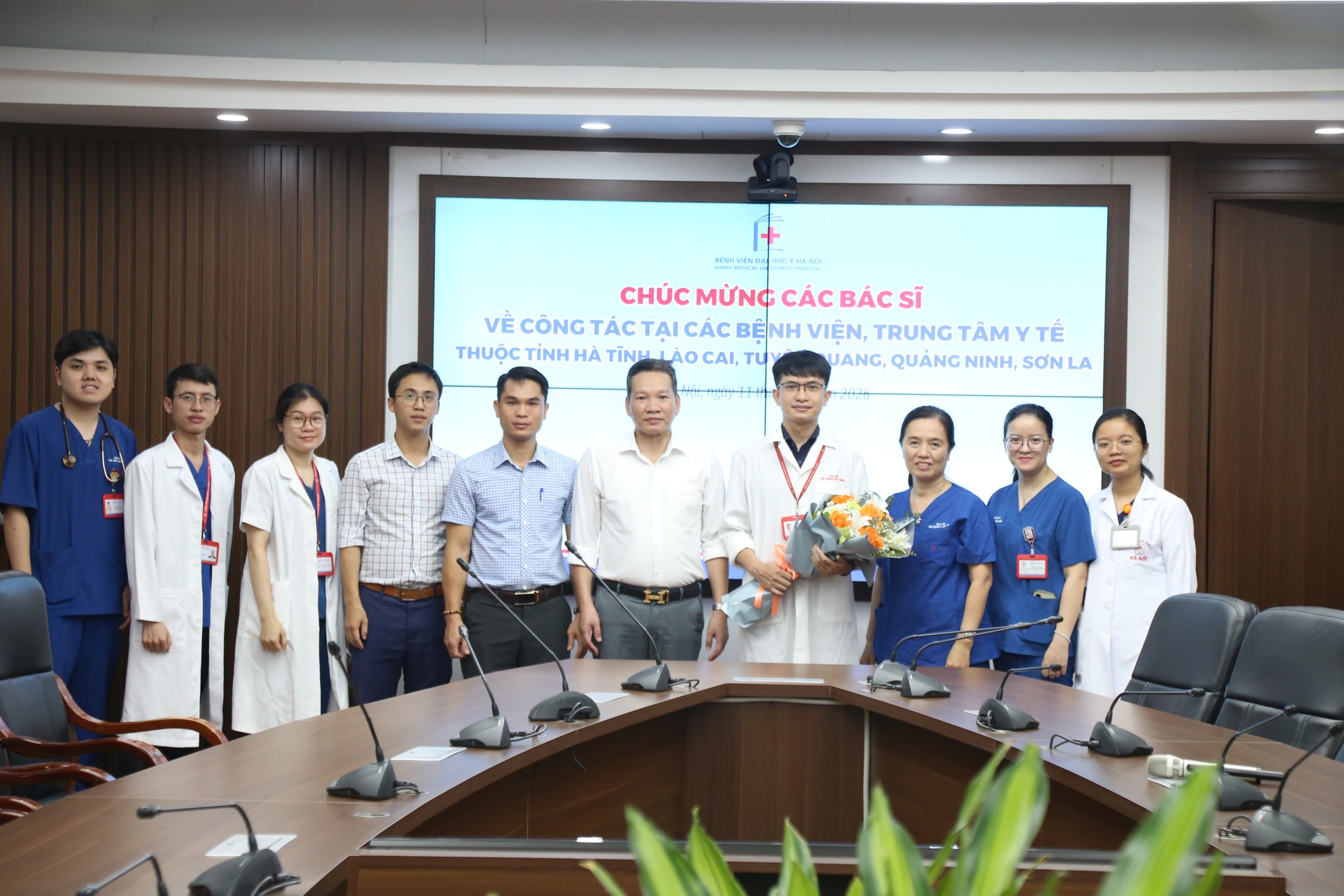 TRUNG TÂM Y TẾ CẨM XUYÊN CỬ ĐOÀN CÔNG TÁC ĐÓN CHUYÊN GIA NHI KHOA TỪ BỆNH VIỆN ĐẠI HỌC Y HÀ NỘI