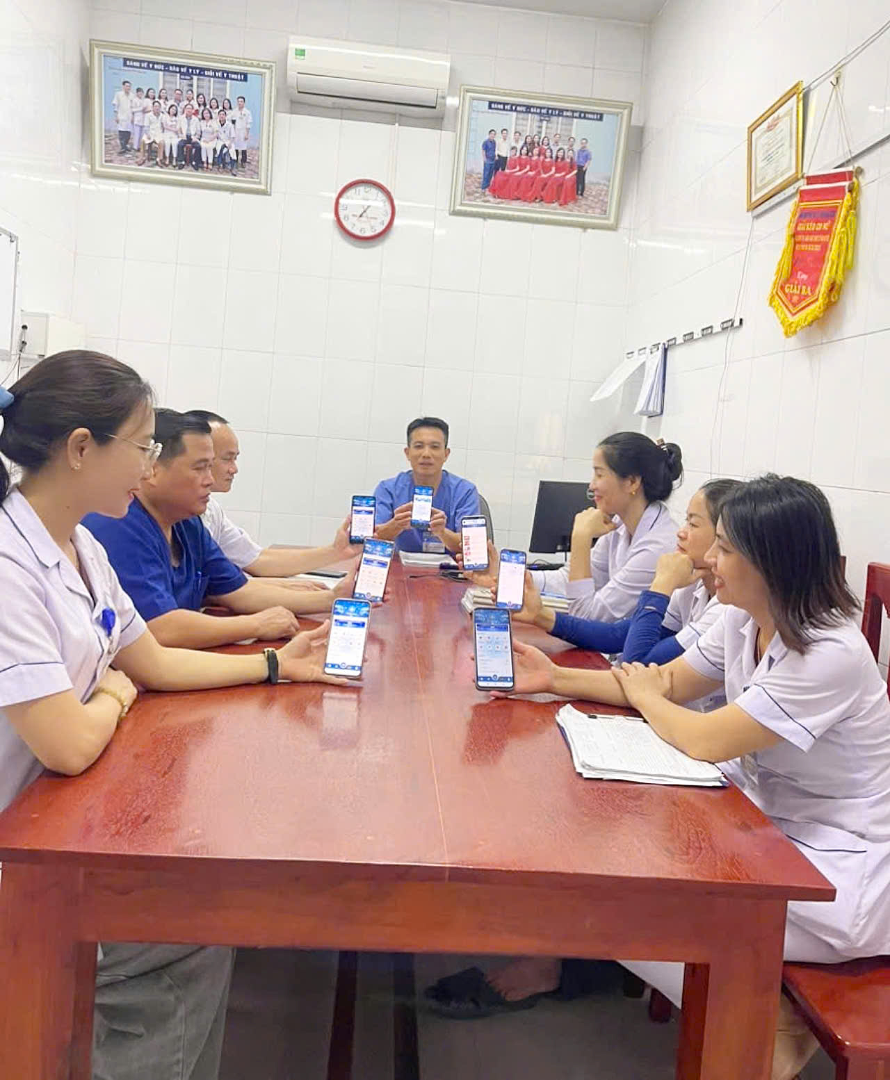 Trung tâm Y tế Cẩm Xuyên triển khai cài đặt ứng dụng i-HaTinh (Công dân số Hà Tĩnh)