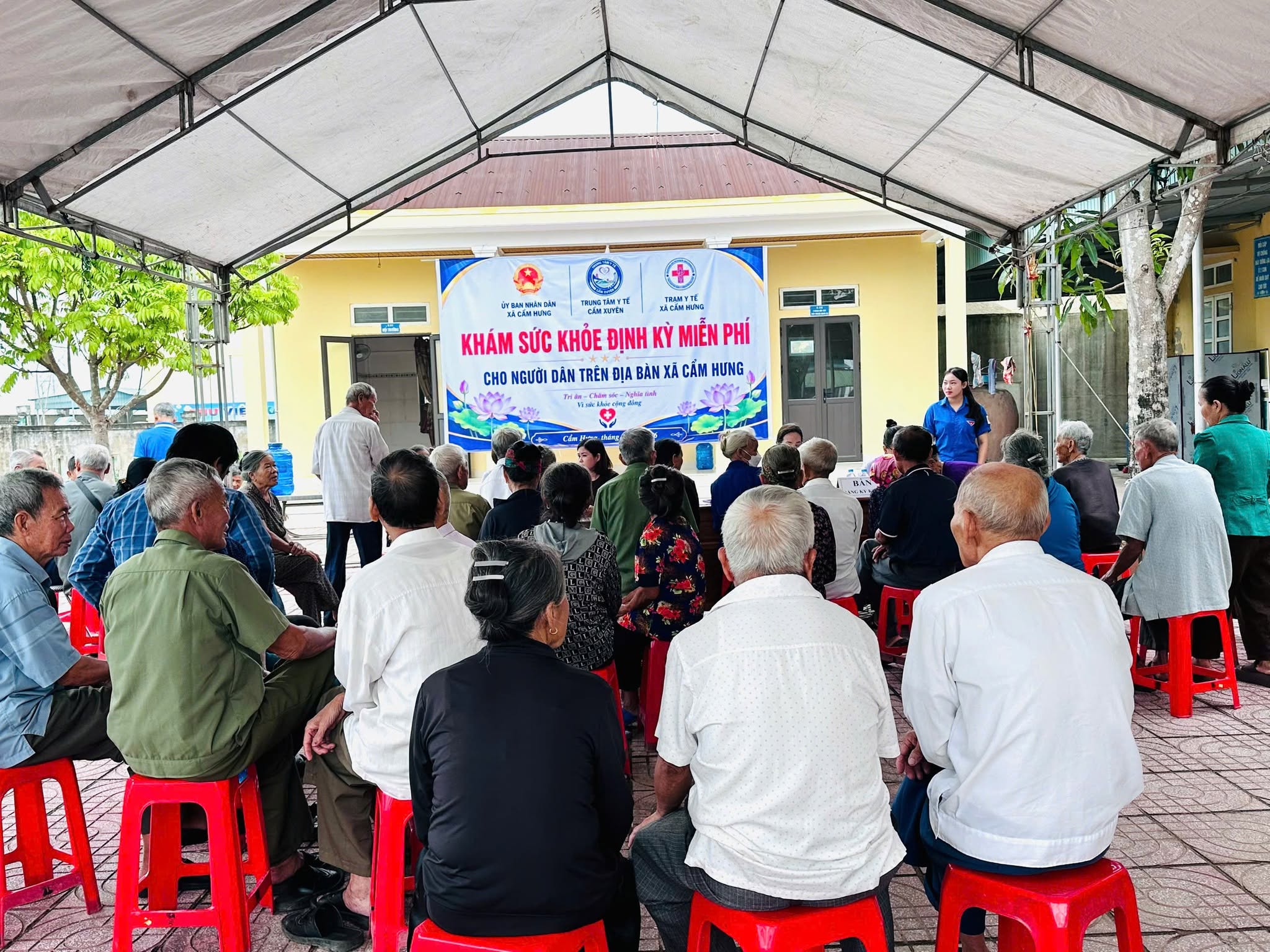 TRUNG TÂM Y TẾ CẨM XUYÊN PHỐI HỢP TRIỂN KHAI KHÁM SỨC KHỎE ĐỊNH KỲ CHO NGƯỜI DÂN XÃ CẨM HƯNG