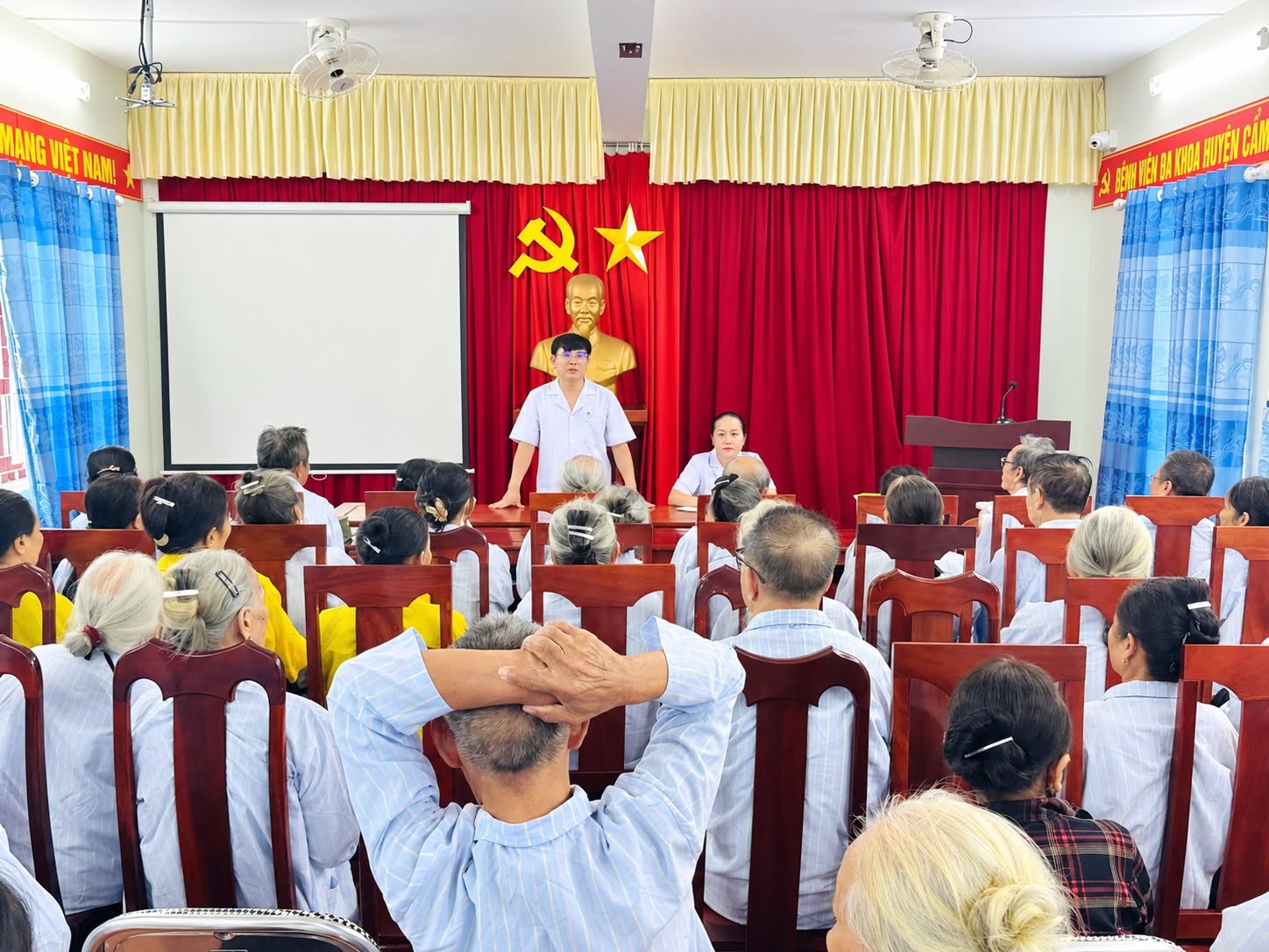 TRUNG TÂM Y TẾ CẨM XUYÊN TỔ CHỨC SINH HOẠT HỘI ĐỒNG NGƯỜI BỆNH