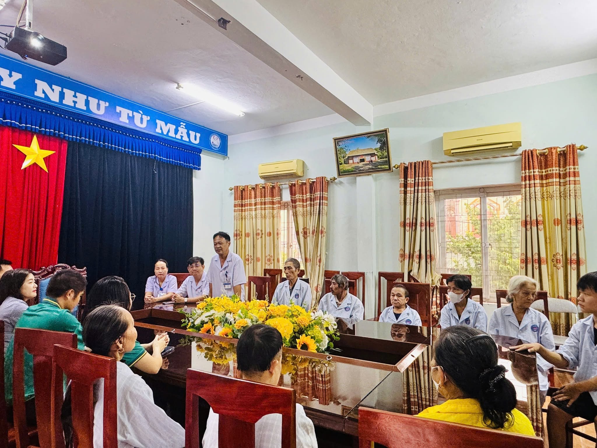 TRAO QUÀ AN SINH XÃ HỘI CHO NGƯỜI BỆNH CÓ HOÀN CẢNH ĐẶC BIỆT KHÓ KHĂN TẠI TRUNG TÂM Y TẾ CẨM XUYÊN