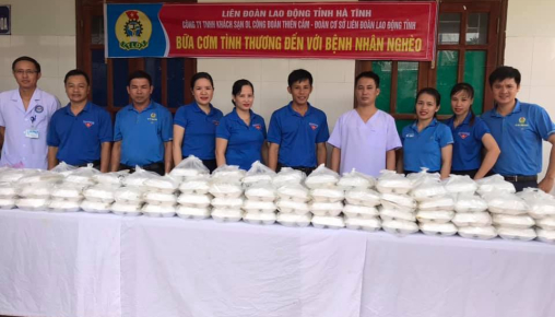 trao tặng các suất cơm cho bệnh nhân