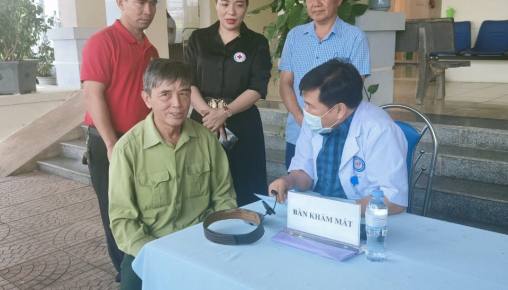Khám nhân đạo tại xã Cẩm Minh