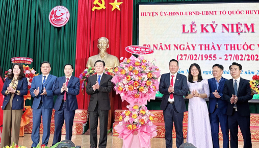 UBND huyện tặng hoa chúc mừng 27/02/25