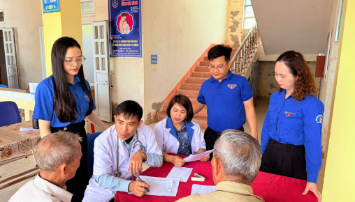 Khám và cấp phát thuốc miễn phí tại xã Cẩm Hưng