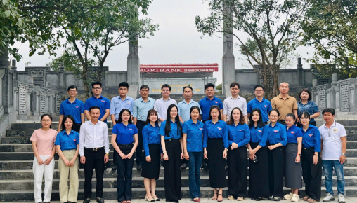 Khám và cấp phát thuốc tại xã Cẩm Hưng