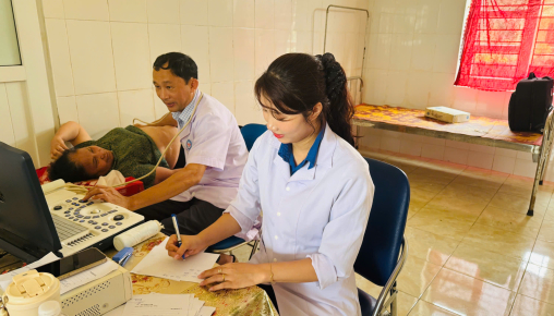 Khám và cấp phát thuốc miễn phí tại xã Cẩm Hưng