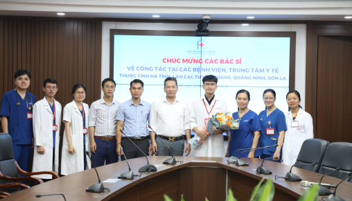 TRUNG TÂM Y TẾ CẨM XUYÊN CỬ ĐOÀN CÔNG TÁC ĐÓN CHUYÊN GIA NHI KHOA TỪ BỆNH VIỆN ĐẠI HỌC Y HÀ NỘI