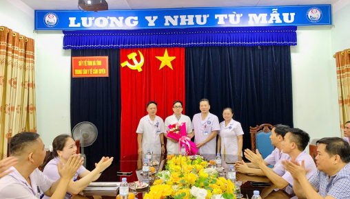  CHÀO MỪNG BÁC SĨ BỆNH VIỆN TRUNG ƯƠNG HUẾ VỀ CÔNG TÁC TẠI TRUNG TÂM Y TẾ CẨM XUYÊN
