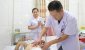 Bác sỹ Nguyễn Phúc Long kiểm tra vết mổ cho sản phụ